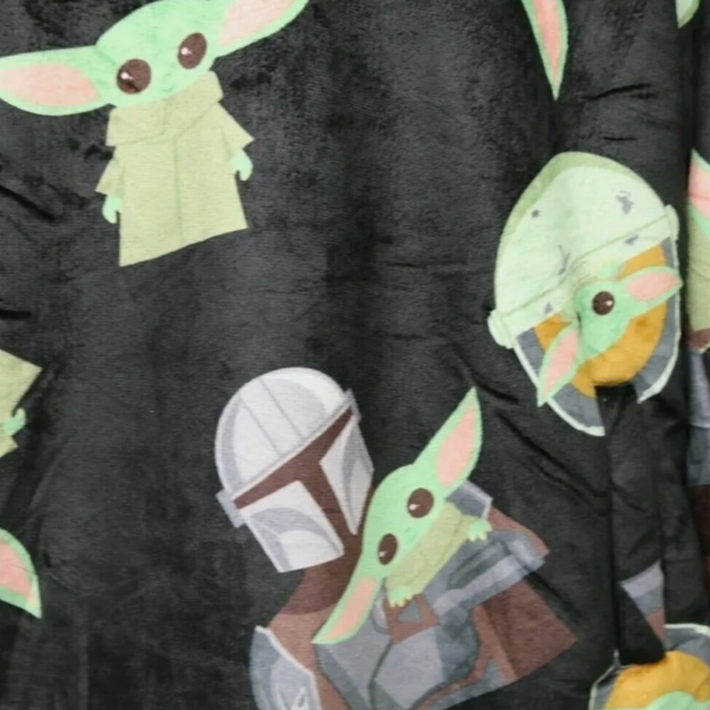 BOGO free Disney Star Wars Grogu The Mandalorian Kids' Oversized Hoodie Blanket - Picture 6 of 6